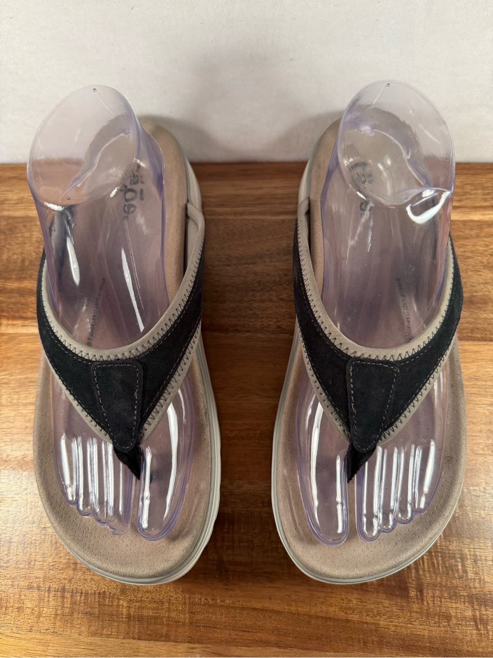 Taos Aura Leather Thong Sandals Black with Grey Footbed Size 9